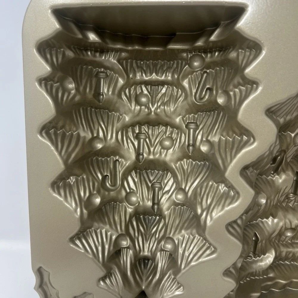 Nordic Ware 3D Christmas Tree Cake Pan Mold‎ Made In USA Cast Aluminum Clean